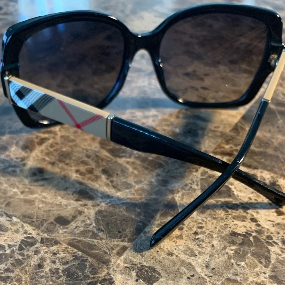 Burberry Black Polarized Sunglasses 😎 - Picture 3 of 7